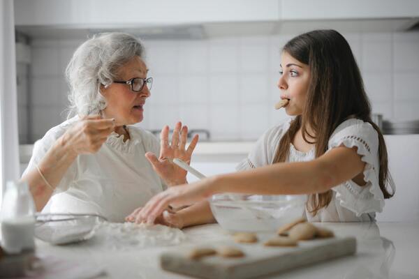 senhora conversando com menina na mesa