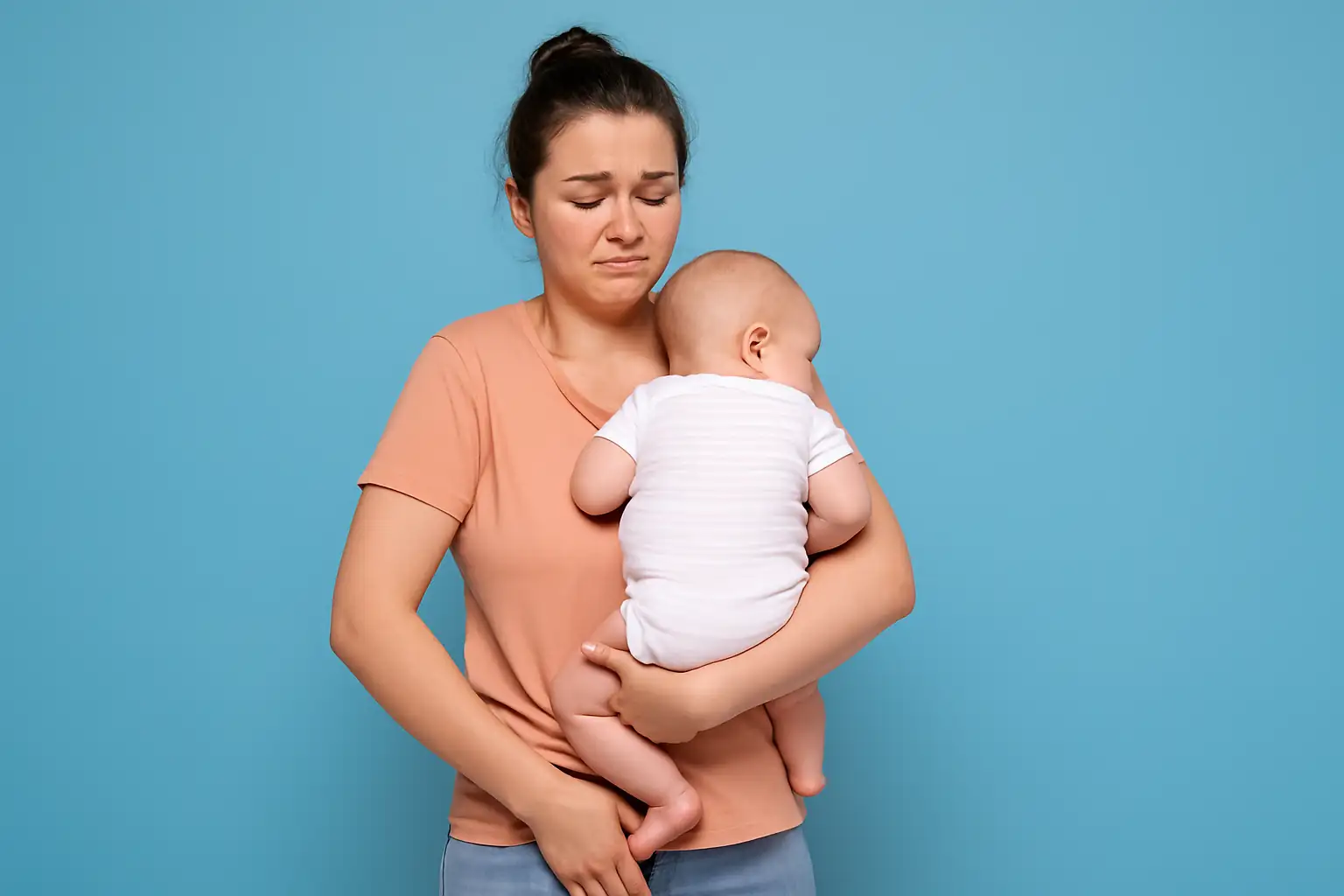 mulher com bebê no colo e escape de urina