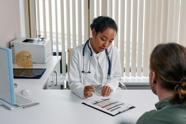 mulher sendo consultada por uma médica