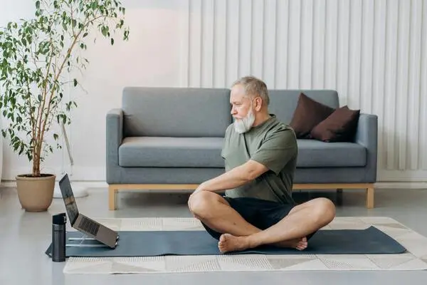 senhor fazendo pilates em casa