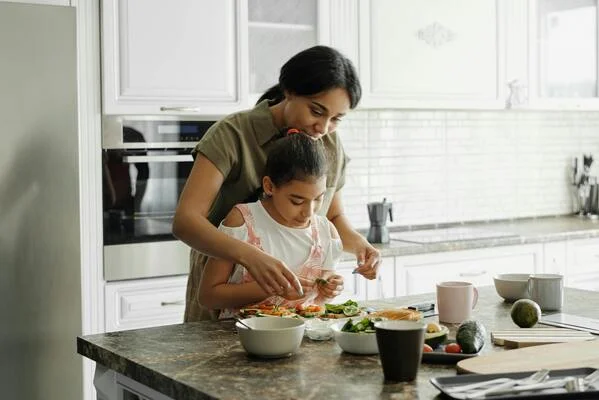 mulher e criança fazendo comida