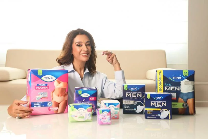 Apresentadora Catia Fonseca e produtos TENA
