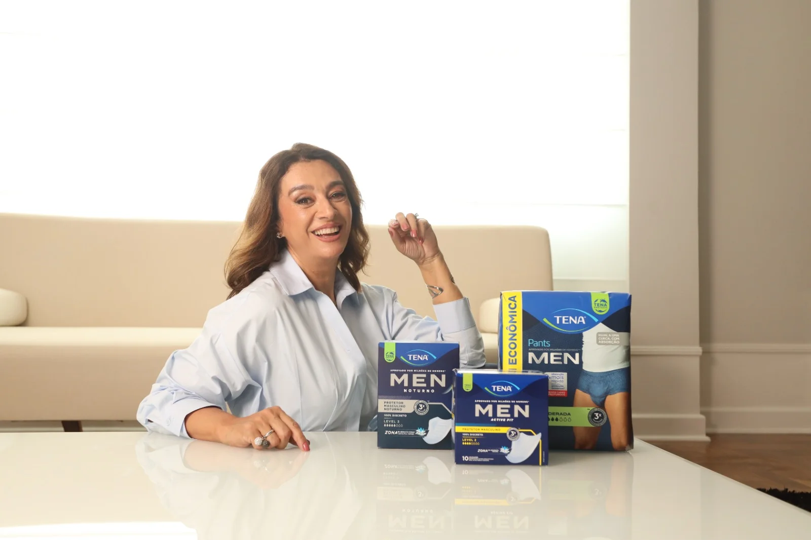 apresentadora Cátia Fonseca com produtos TENA