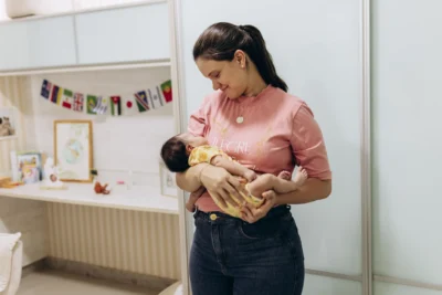 mãe segurando filho no colo