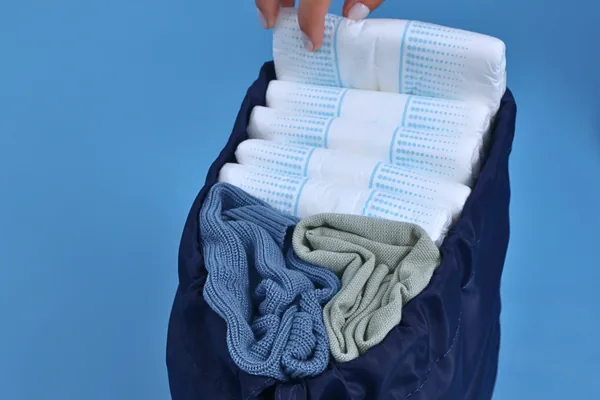 Presente para cuidador de idosos: bolsa com fraldas TENA e roupas para montar o kit de cuidado